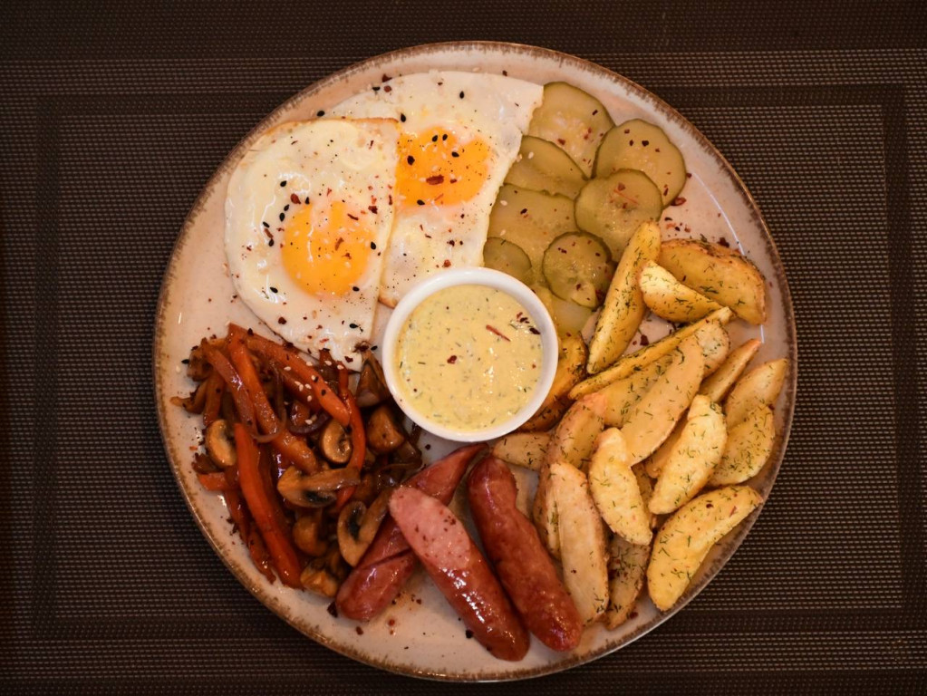 Сніданок з ковбасками BBQ